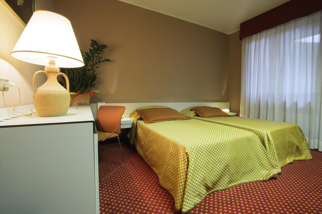 Hotel I Diamanti Garlasco Стая снимка